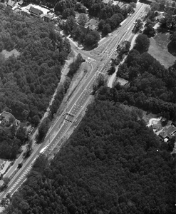 847312 Luchtfoto van de S09 (de secundaire provinciale weg Cothen-Amersfoort) bij Maarn, met links de afslag naar het ...